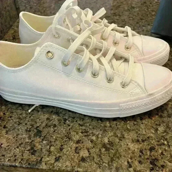 The Converse® Chuck Taylor® All Star® Core Ox Low Top nwot size 9.5 - Picture 5 of 7